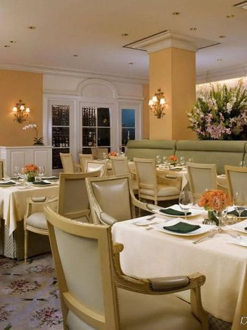 Elegantes Restaurant mit stilvoller Tischdekoration