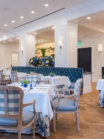 Restaurant mit luxuriöser Einrichtung und Kunstwerken