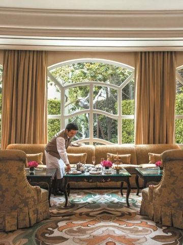 Lounge mit großen Fenstern und bequemen Sesseln in einem luxuriösen Hotel