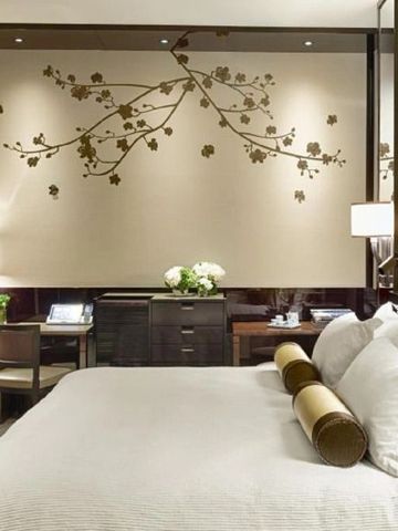 Moderne Suite mit Schreibtisch und kunstvoller Wandverzierung im Peninsula Hong Kong