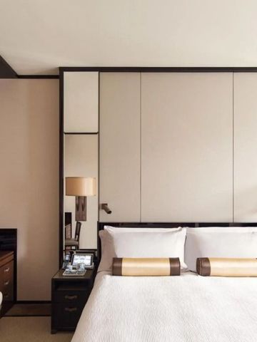 Geschmackvoll gestaltetes Schlafzimmer mit modernen Möbeln