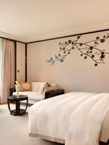 Geräumiges Zimmer mit kunstvoller Wandverzierung und Lichtdurchflutung