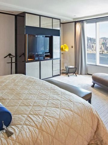 Luxuriöses Hotelzimmer mit Panoramafenster und Blick auf die Skyline von Hongkong