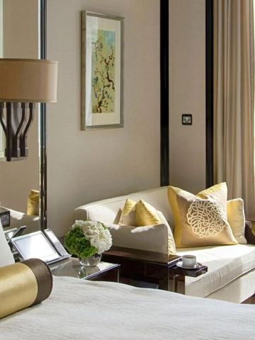 Gemütliche Sitzecke in einem eleganten Hotelzimmer mit stilvoller Dekoration