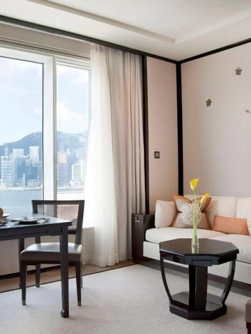 Moderne Hotelsuite mit Essbereich und spektakulärem Blick auf den Hafen von Hongkong