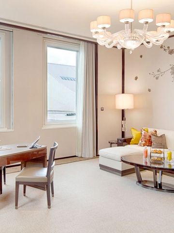 Großzügiger Wohnbereich in der Hotelsuite mit luxuriösen Möbeln und Dekor