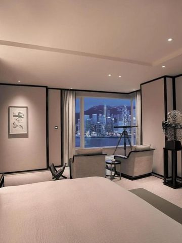 Luxuriöses Hotelzimmer mit Panoramablick auf die Stadt