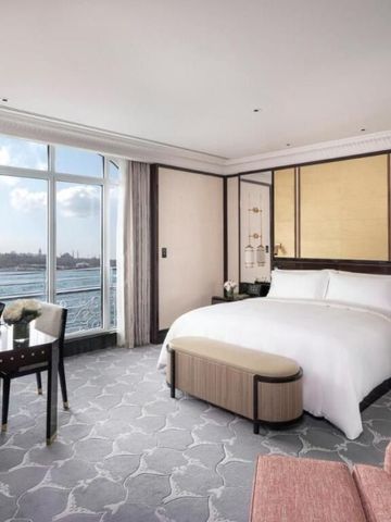 Luxuriöses Zimmer mit Blick auf den Bosporus und elegantem Interieur