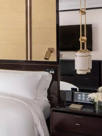 Luxuriöses Bett mit samtweichen Kissen und stilvollen Hängelampen