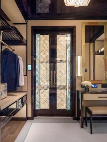 Geräumiger Ankleidebereich mit modernen Türen und Beleuchtung