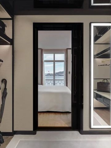 Offener Kleiderschrank mit Aussicht auf elegantes Schlafzimmer