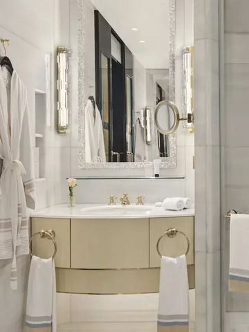 Helles Badezimmer mit eleganter Waschgelegenheit und Handtuchhalter