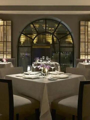 Intimer Essbereich mit gedämpftem Licht und eleganten Tischarrangements