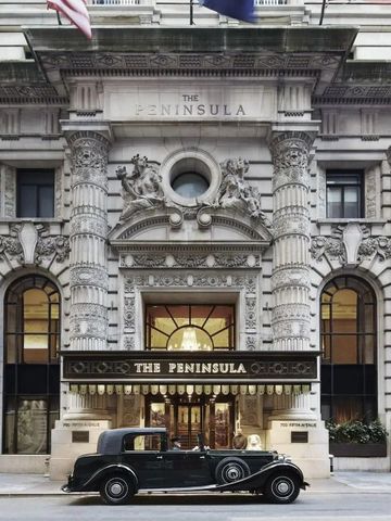 Historische Fassade des The Peninsula New York mit klassischem Auto
