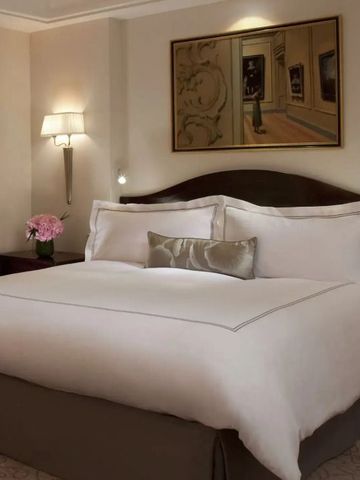 Luxuriöses Zimmer im The Peninsula New York mit Kingsize-Bett und Kunstwerk