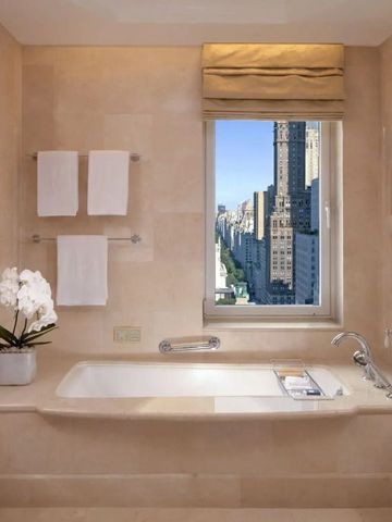 Luxuriöses Badezimmer mit Blick auf die Stadt