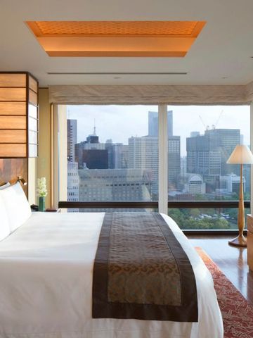 Hotelzimmer mit modernem Design und Panoramafenster mit Stadtblick