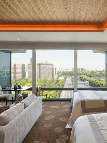 Geräumiges Zimmer mit zwei Betten und Panoramablick auf die Stadt