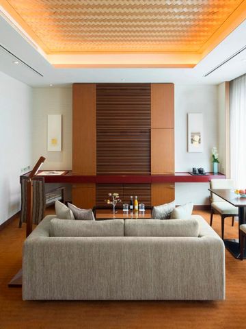 Elegantes Wohnzimmer mit luxuriösem Sofa und stilvollem Dekor