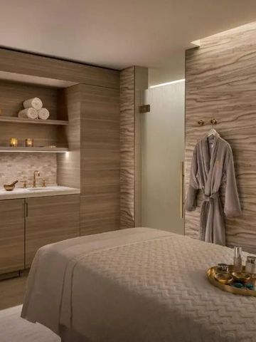 Behandlungsraum im Spa mit gedämpfter Beleuchtung und Wohlfühlambiente