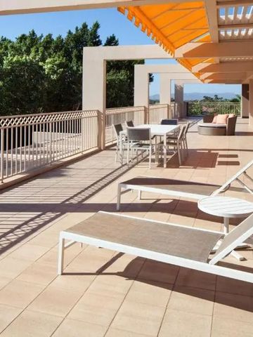 Geräumige Terrassenansicht mit Liegen und Blick ins Grüne