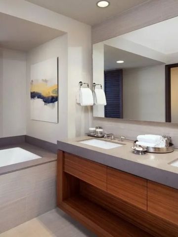 Modernes Badezimmer mit Doppelwaschbecken und Kunst an der Wand