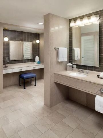 Großzügiges Badezimmer mit Dusche und Schminktisch