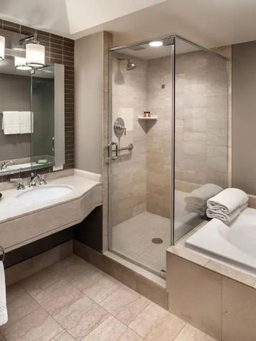 Badezimmer mit Wanne und Glasdusche in modernem Stil