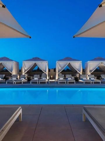 Abendpool mit beleuchteten Cabanas