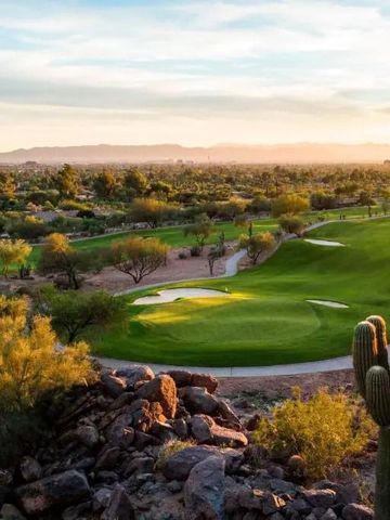 Atemberaubende Aussicht auf einen Golfplatz bei Sonnenuntergang
