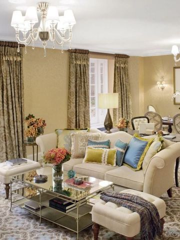 Geräumiger Wohnbereich mit eleganter Einrichtung und großen Fenstern