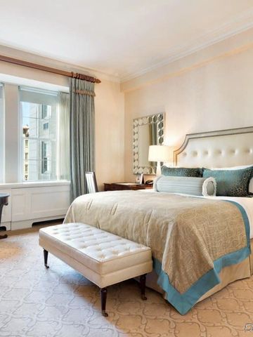 Elegantes Schlafzimmer mit weichen Farben und klassischem Dekor