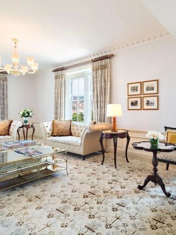 Heller und eleganter Wohnbereich einer Suite mit luxuriöser Einrichtung und Stadtblick