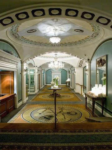 Elegante Halle mit gewölbten Decken und dekorativen Elementen