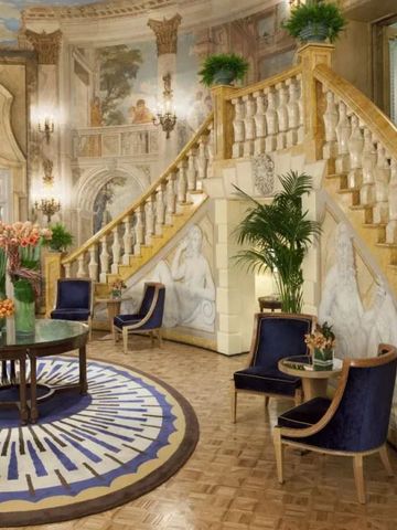 Prächtige Lobby mit opulentem Treppenaufgang und kunstvoller Dekoration