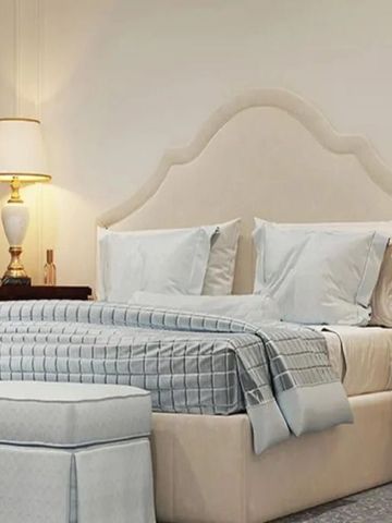 Luxuriöses Schlafzimmer mit einem großen Bett und stilvollen Lampen