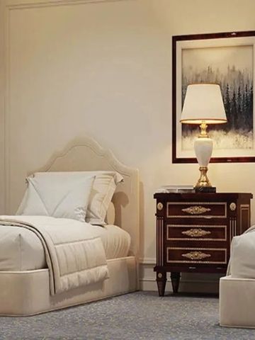 Zwei Einzelbetten in einem eleganten Raum mit angenehmem Dekor