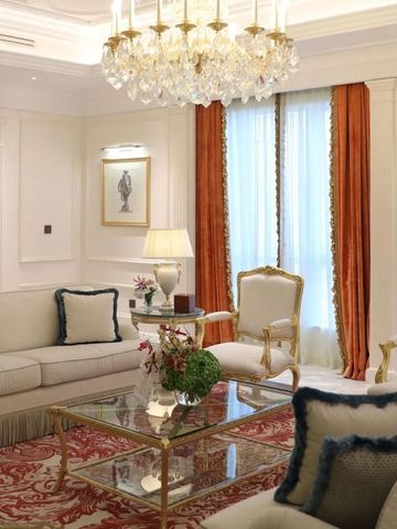 Geräumige Suite mit luxuriösen Sofas und Kronleuchter im Wohnzimmer