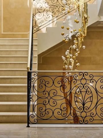 Prunkvolle Treppe mit kunstvollem Geländer und dekorativer Gestaltung im Hotel