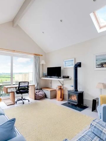 Gemütliches Wohnzimmer mit Sofa, Kamin und Schreibtisch