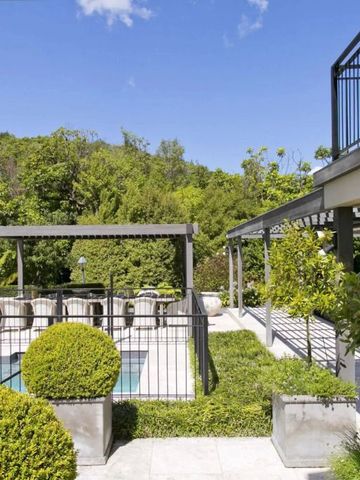 Moderner Poolbereich mit üppiger Vegetation und stilvollen Pergolas