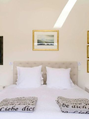 Gemütliches Schlafzimmer mit Kunst und stilvollen Kissen