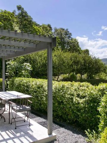 Garten mit Pergola und Essbereich im Freien bietet Bergblick