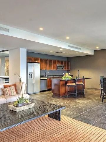 Elegantes Wohnzimmer im Los Altos Resort mit moderner Küche und Essbereich