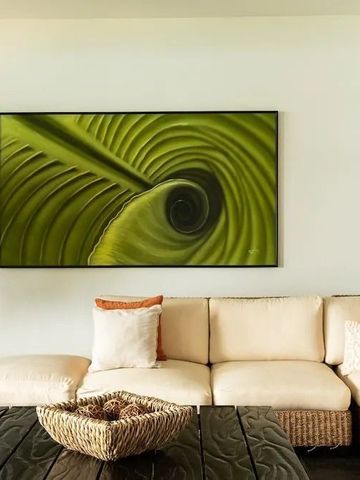 Helle Hotellounge mit gemütlichem Sofa und Naturkunstwerk.