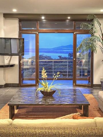 Luxuriöses Wohnzimmer im Hotel mit Meerblick und eleganter Einrichtung.