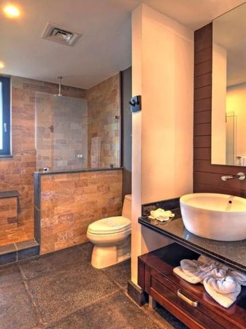 Luxuriöses Badezimmer mit moderner Regendusche und stilvollem Waschtisch