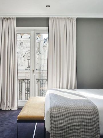 Helles Hotelzimmer mit französischen Balkontüren und modernem Design.