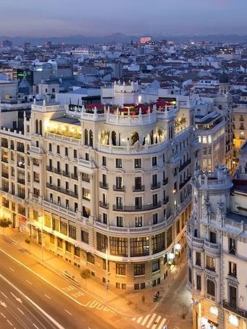 Luftaufnahme des The Principal Madrid Hotels in der Abenddämmerung