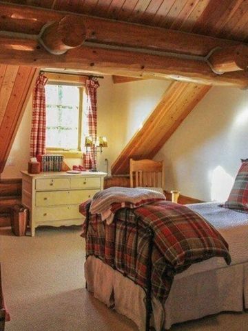 Einzelzimmer im Landhausstil mit Holzbalkendecke